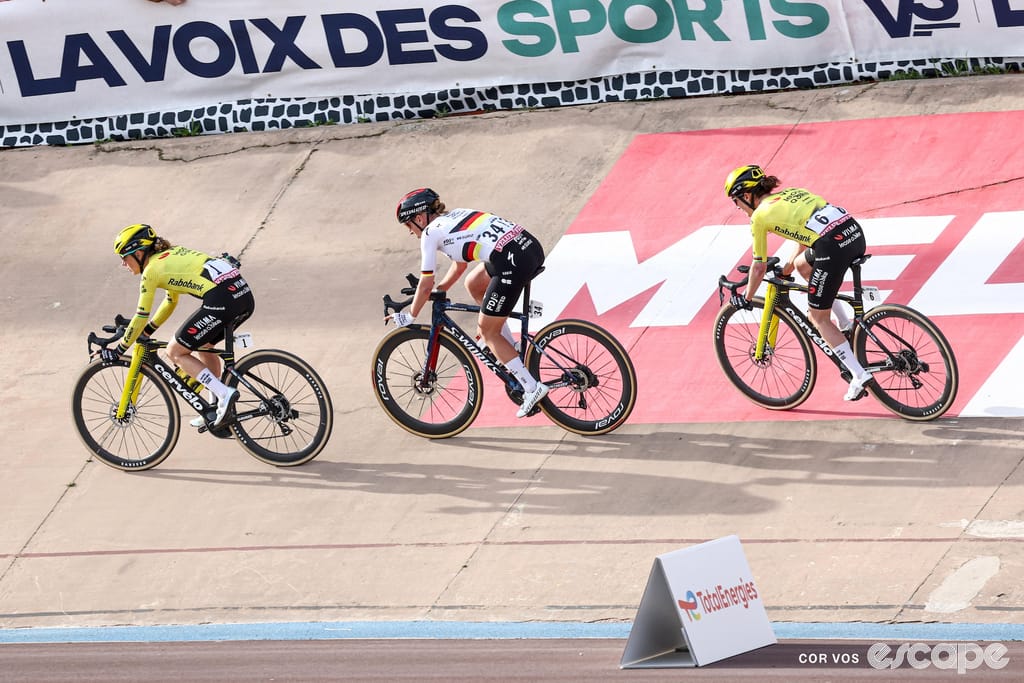 2 vs 1: How did Visma-Lease a Bike lose Paris-Roubaix Femmes?