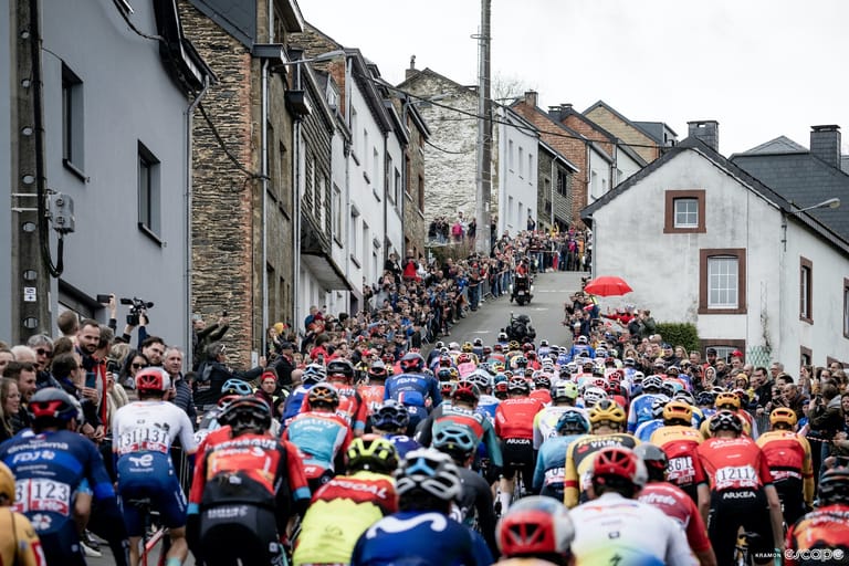The peloton at Liège-Bastogne-Liège.